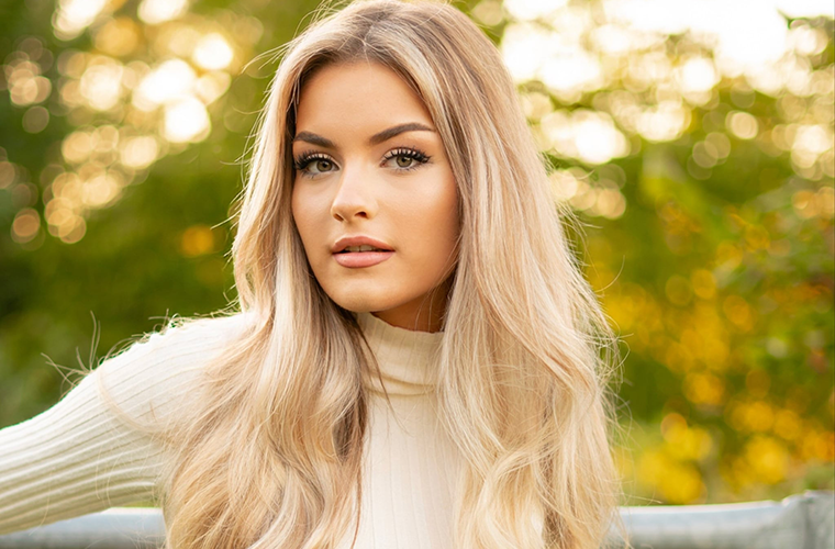 junge hübsche blonde Frau mit langen Haaren