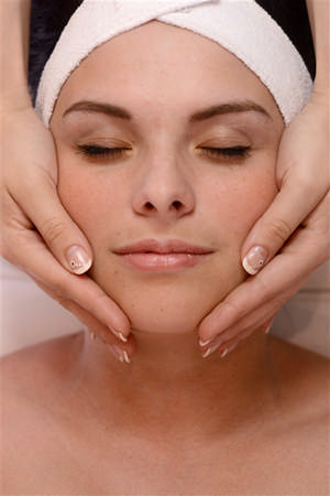 eine Frau genießt die Ausreinigung Ihrer Gesichtshaut