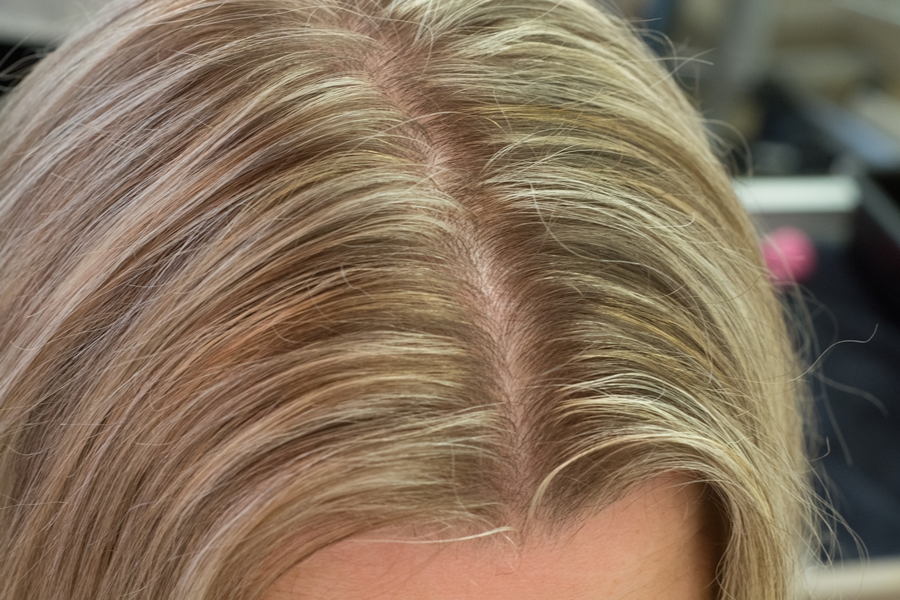 Bild von Strähnen, die bis an die Kopfhaut reichen